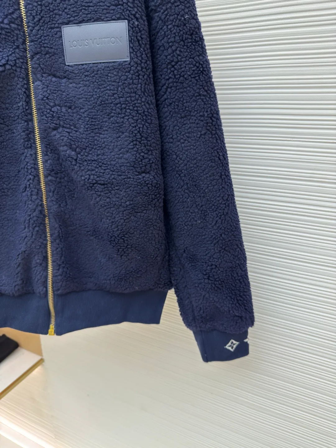 LOUIS VUITTON Teddy sheep wool blended suede tunic jacket ●Authentic product: Purchased and developed for 14999 ●Item number: 1680677-B70 ●Fabric: Lamb wool fabric ●Technology: Positioned cutting machine ●Version: Fitted version ●Weight: about 875 grams ●Size: S-M-L-XL ●Description: Made of high-quality lamb wool fabric, the fluff is fine and soft, rich to the touch, the fluff is tight and even, not easy to shed, ensuring the quality and durability of the jacket; the collar adopts a stand-up collar design, which has been treated with special technology to be stiff and stylish, which can protect the neck from cold wind; the brand on the zipper head The logo is exquisite and compact, adding to the beauty of the details; the brand leather patch on the left chest is made of high-quality material, and the embossed brand logo is clear and three-dimensional, with full texture, which enhances the recognition and high-end sense of the jacket; during the sewing process, the stitches are fine and even, especially the splicing of the lamb wool fabric, which is smooth and firm. The overall wiring is straight and delicate, the fabric is comfortable and soft, and the color is consistent without color difference. It can be matched with the same style to create a fashionable look and control various occasions. Customized accessories, complete with three standards, same style for men and women!